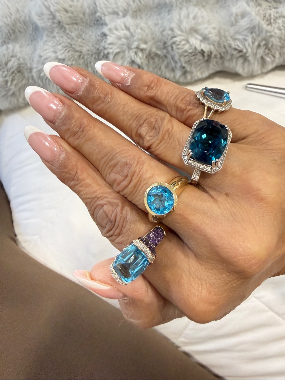 London Blue Topaz w/ Diamonds Statement Ring in 14 kt White gold 8 - Picture 9 of 12